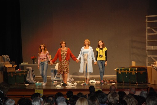 Ventimiglia: grande partecipazione al teatro comunale per lo spettacolo dei “Cattivi di cuore” contro la violenza sulle donne (foto)