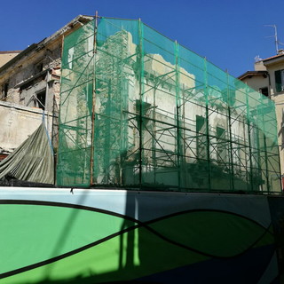 Bordighera: Carabinieri sgomberano l'ex hotel Riviera di via Trento, all'interno clochard e nordafricani