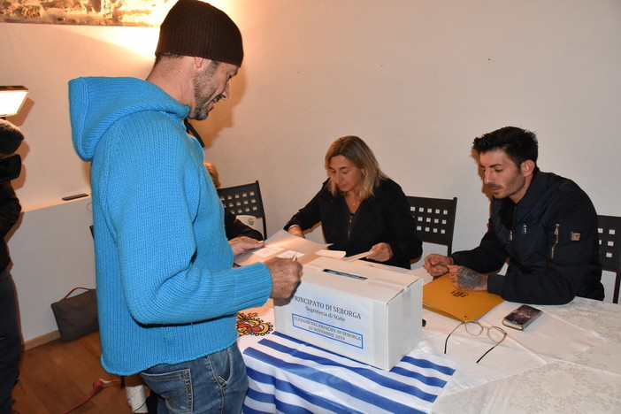 Seborga: il Consiglio della Corona del Principato ha esaminato le candidature pervenute per le elezioni dei 'Consiglieri'' Seborga: il Consiglio della Corona del Principato ha esaminato le candidature pervenute per le elezioni dei 'Consiglieri''