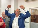 Vallecrosia: Fabio Perri è il nuovo Sindaco "Abbiamo parlato di progetti, idee e proposte. I cittadini hanno capito" (Video) Vallecrosia: Fabio Perri è il nuovo Sindaco "Abbiamo parlato di progetti, idee e proposte. I cittadini hanno capito" (Video)