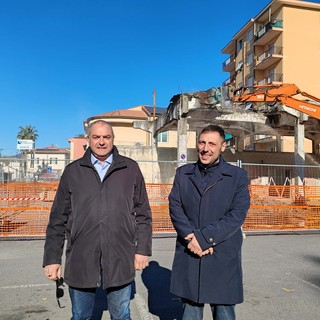 Ex mercato dei fiori, Vallecrosia al Mare inizia la demolizione. Perri: "Fatti, non parole. Aggiungiamo venti posti auto" (Foto e video)