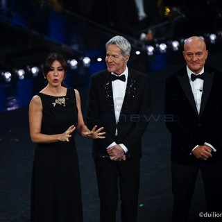 #Sanremo2019: Claudio Bisio porta sul palco dell'Ariston i commenti del web con nomi e cognomi #Sanremo2019: Claudio Bisio porta sul palco dell'Ariston i commenti del web con nomi e cognomi