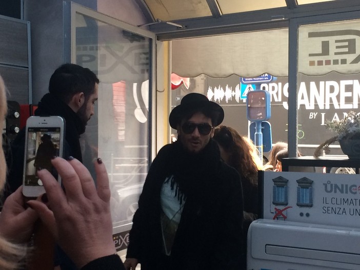 Fabrizio Moro al suo ingresso da 'Pixel'
