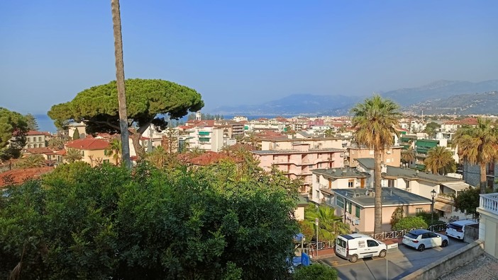 Bordighera, Enzo Tappa in mostra con “Tensioni”: olii, tecniche miste e sculture dal 18 al 28 aprile