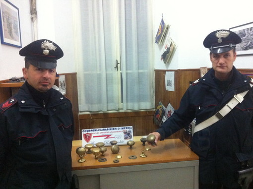Diano Marina: ruba maniglie e pomelli dalle porte del centro cittadino, denunciato 40enne genovese