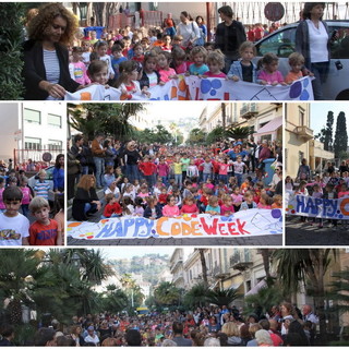 Bordighera: 300 bambini invadono corso Italia con un flash mob per la settimana europea del 'coding' (Foto e Video)