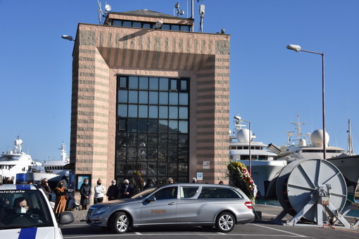 Sanremo: oggi i funerali di Achille Pennellatore, il suo ultimo 'giro' a Portosole e l'omaggio dei diportisti (Foto e Video)