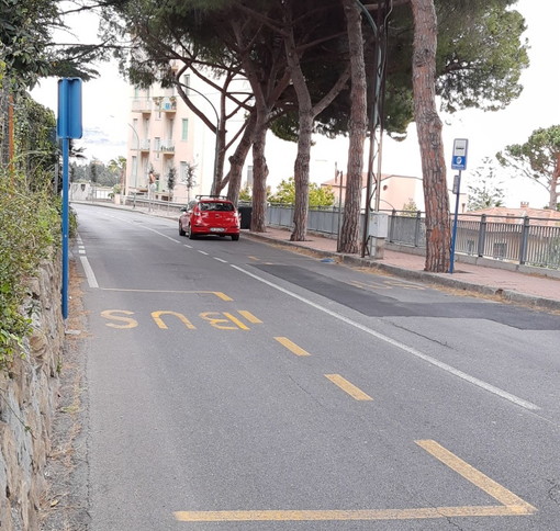 Sanremo: perdita d'acqua sull'asfalto in via Padre Semeria, la segnalazione di un nostro lettore