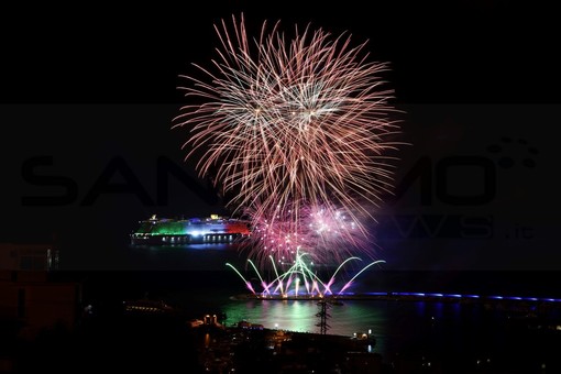 I fuochi d'artificio che danno il via alla settimana del Festival di Sanremo