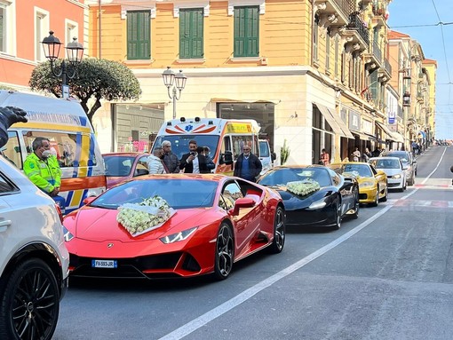 Ventimiglia: macchine sportive, palloncini bianchi e 500 persone per dare l'ultimo saluto al 17enne Gabriele Iaria