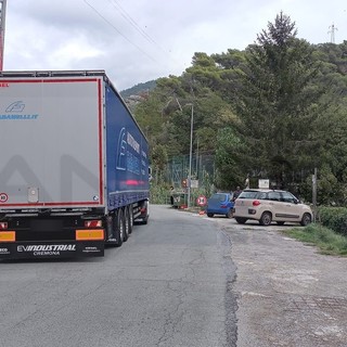 Frana a Soldano, camion rimane incastrato. Il sindaco Cassini: "A breve intervento di ripristino da parte della Provincia" (Foto) Frana a Soldano, camion rimane incastrato. Il sindaco Cassini: "A breve intervento di ripristino da parte della Provincia" (Foto)