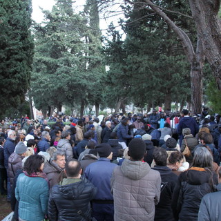 Sanremo: “Grazie per quello che ci hai insegnato”, in valle Armea l'ultimo saluto a Iba Faye, artista e uomo simbolo della città vecchia (Foto) Sanremo: “Grazie per quello che ci hai insegnato”, in valle Armea l'ultimo saluto a Iba Faye, artista e uomo simbolo della città vecchia (Foto)