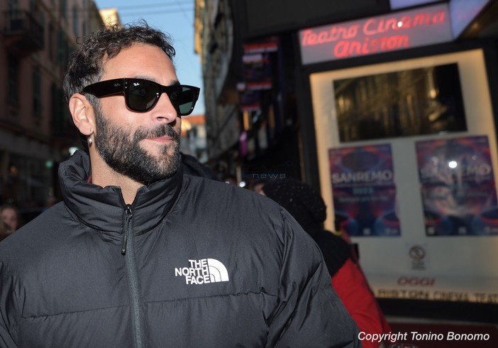 Sanremo: Marco Mengoni ha salutato gli atleti della Canottieri, l'incitamento ai ragazzi (Video)