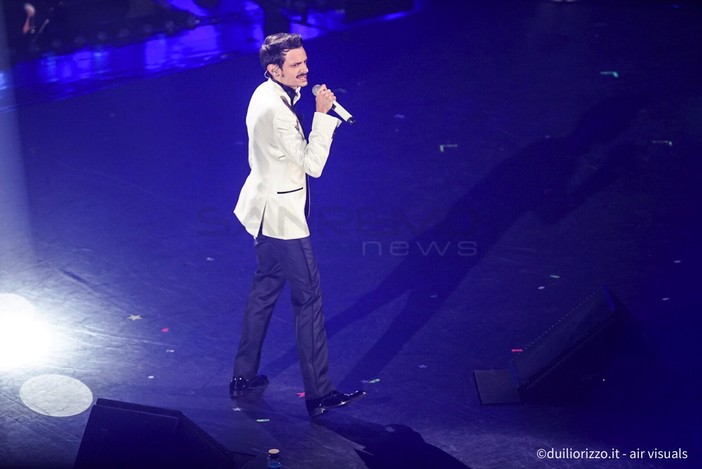 Fabio Rovazzi sul palco dell'Ariston (Foto Duilio Rizzo)