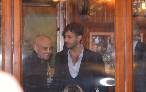#Sanremo2016: Fabrizio Corona a cena ieri 'Da Nicò' attorniato dai fan in piazza Bresca (Foto)