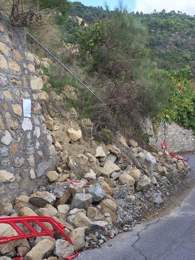Ventimiglia: un sarcastico cartello sulla frana in frazione Mortola addebita i ritardi dei lavori a fantomatici ritrovamenti archeologici