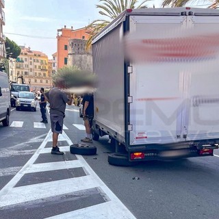 Sanremo: furgone perde ruota in via Martiri, traffico in tilt nell'area del Mercato