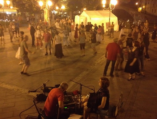 Dolceacqua: grande successo ieri sera per la festa 'Occitana' e per i balli del gruppo 'Balbosco d'Oc'