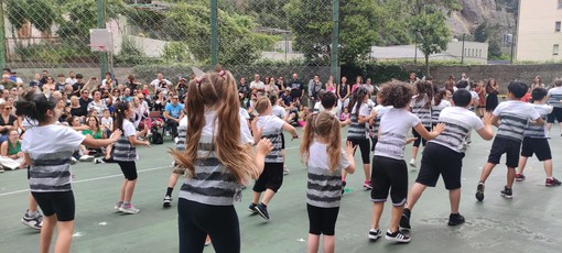 Ventimiglia: canti e danze per la festa di fine anno della Scuola Primaria di Roverino Ventimiglia: canti e danze per la festa di fine anno della Scuola Primaria di Roverino