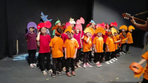 Pietrabruna: tanta gente per la festa di fine anno scolastico degli alunni della Scuola dell'Infanzia