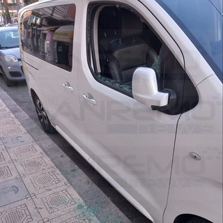 Nelle foto alcune delle auto prese di mira dall'uomo