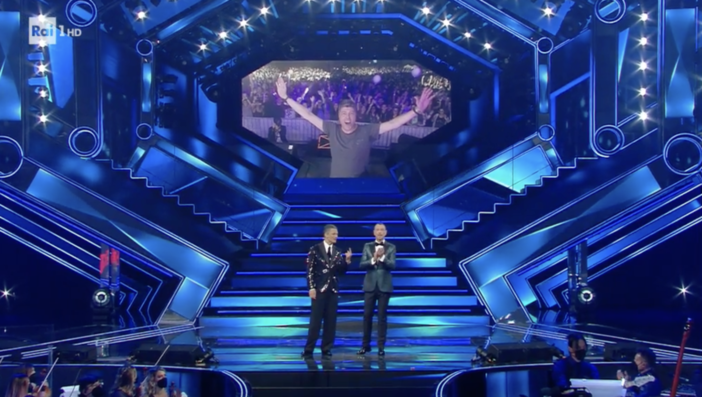 L'omaggio a Claudio Coccoluto dal palco dell'Ariston L'omaggio a Claudio Coccoluto dal palco dell'Ariston