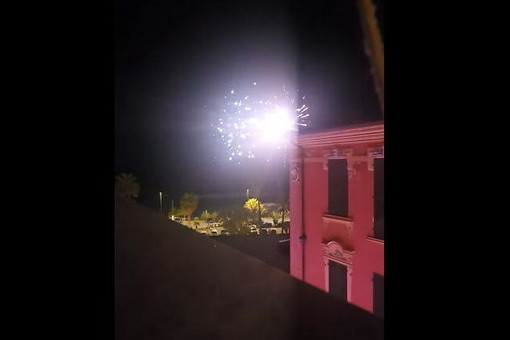 Fuochi d’artificio alle 2.40 sul lungomare di Sanremo: esplode la polemica tra residenti, turisti e animalisti Fuochi d’artificio alle 2.40 sul lungomare di Sanremo: esplode la polemica tra residenti, turisti e animalisti