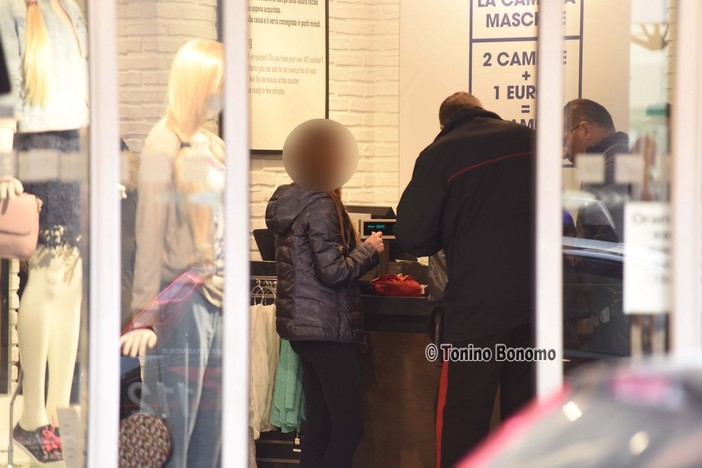 Sanremo: due ragazzine fermate dopo un piccolo furto all'Oviesse, i Carabinieri le consegnano ai genitori