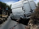 Sanremo: furgone in bilico in via Bonmoschetto, Vigili del Fuoco in azione per rimetterlo in strada Sanremo: furgone in bilico in via Bonmoschetto, Vigili del Fuoco in azione per rimetterlo in strada