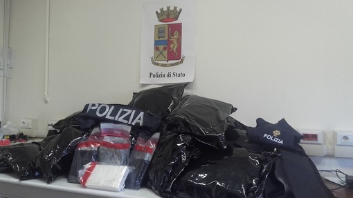 Imperia: arrestato uomo di 40 anni dalla Polizia di Stato, trasportava 20 kg di marijuana e 4,5 kg di cocaina Imperia: arrestato uomo di 40 anni dalla Polizia di Stato, trasportava 20 kg di marijuana e 4,5 kg di cocaina