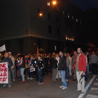 Imperia: oltre 500 persone alla fiaccolata pro Agnesi, un urlo su tutti "La pasta deve rimanere a Imperia" Imperia: oltre 500 persone alla fiaccolata pro Agnesi, un urlo su tutti "La pasta deve rimanere a Imperia"