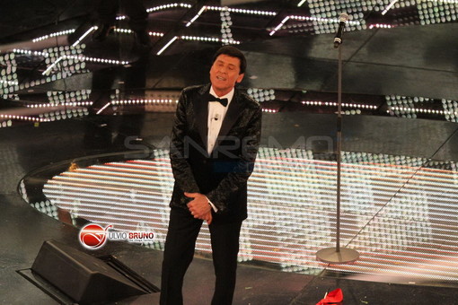 Festival di Sanremo: polemica sui fiori, interviene un lettore Festival di Sanremo: polemica sui fiori, interviene un lettore