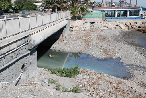 Sanremo: liquido biancastro alla foce del torrente San Romolo, dovrebbe essere calce