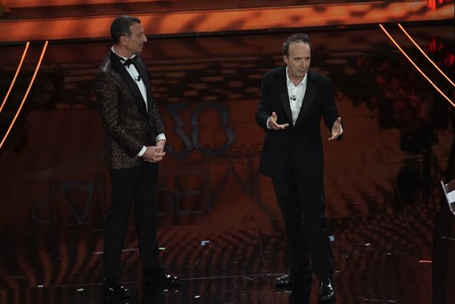 Benigni canta la sua “cover” a Sanremo: il Cantico dei Cantici porta l’erotismo all’Ariston (Foto)