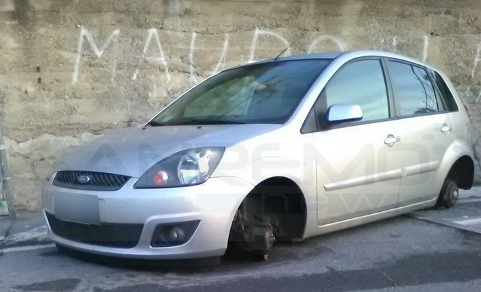 Sanremo: rubate le 4 ruote ad una Ford Fiesta parcheggiata in via Gavagnin, intervento della Municipale (Foto) Sanremo: rubate le 4 ruote ad una Ford Fiesta parcheggiata in via Gavagnin, intervento della Municipale (Foto)