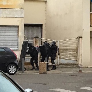 Nizza: folle si barrica in casa e spara, la Polizia francese interviene e lo arresta, sul posto anche il Sindaco Nizza: folle si barrica in casa e spara, la Polizia francese interviene e lo arresta, sul posto anche il Sindaco