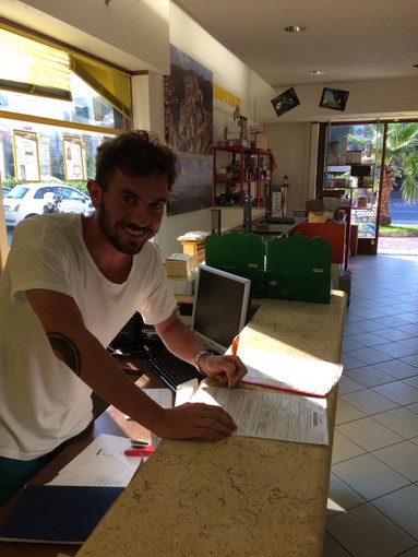Nella foto Federico Gorlero al momento della firma: è un giocatore della Dianese &amp; Golfo