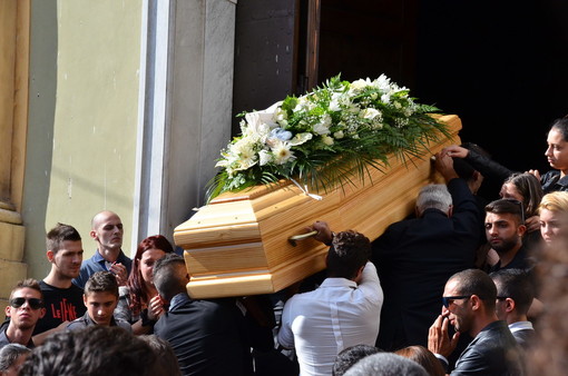 Sanremo: quasi un migliaio di persone ai funerali del giovane 'Pino' Tuscano morto domenica scorsa