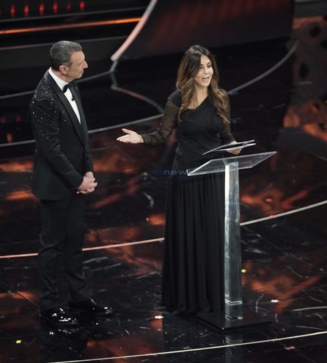 Il non monologo della Ferilli a Sanremo: "Perché la mia presenza deve essere legata ad un problema? Ho scelto la strada della leggerezza" Il non monologo della Ferilli a Sanremo: "Perché la mia presenza deve essere legata ad un problema? Ho scelto la strada della leggerezza"