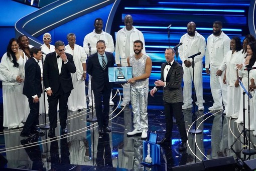 Marco Mengoni prende tutto e vince la serata Cover del 73° Festival di Sanremo, premiato dal Presidente Toti