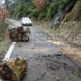 Sanremo: primo smottamento di terreno per le piogge, chiusa strada Monte Ortigara tra Coldirodi e San Romolo (Foto) Sanremo: primo smottamento di terreno per le piogge, chiusa strada Monte Ortigara tra Coldirodi e San Romolo (Foto)