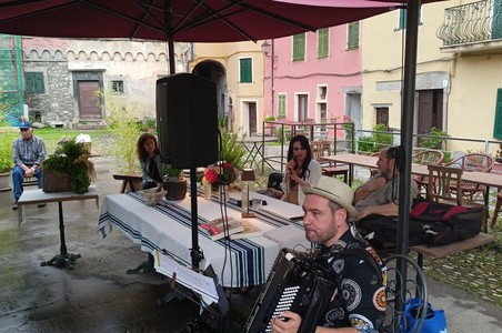 Francesca Giannone presenta 'La Portalettere' e incontra i parenti di Anna:  Pigna mi ha accolta calorosamente (Foto e video) 