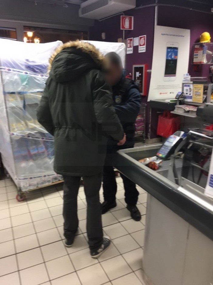 Sanremo: ruba formaggio e tre merendine al supermercato, è l'ennesimo furto in corso Garibaldi (Foto) Sanremo: ruba formaggio e tre merendine al supermercato, è l'ennesimo furto in corso Garibaldi (Foto)