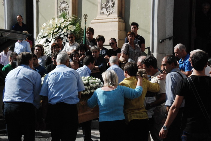 Sanremo: il dolore di amici e parenti oggi pomeriggio ai funerali del 21enne Mirko Grosso Sanremo: il dolore di amici e parenti oggi pomeriggio ai funerali del 21enne Mirko Grosso