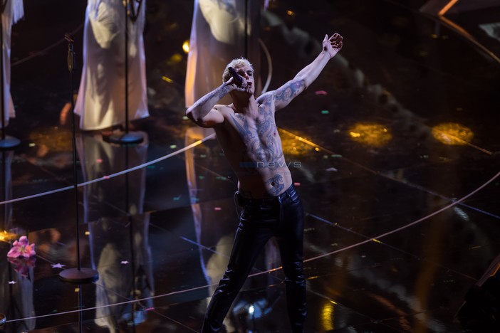 Sanremo: Achille Lauro si auto 'battezza' sul palco, il Vescovo "Una penosa esibizione che deride la fede cattolica" Sanremo: Achille Lauro si auto 'battezza' sul palco, il Vescovo "Una penosa esibizione che deride la fede cattolica"