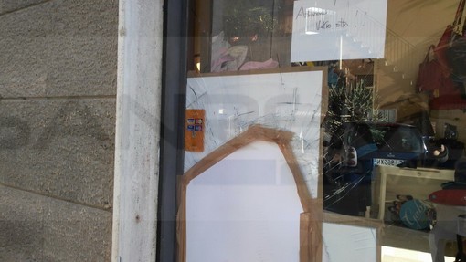 Imperia: furto con spaccata da 'Princesse' in via De Sonnaz, rubati vestiti e 10 euro dalla cassa (Foto) Imperia: furto con spaccata da 'Princesse' in via De Sonnaz, rubati vestiti e 10 euro dalla cassa (Foto)