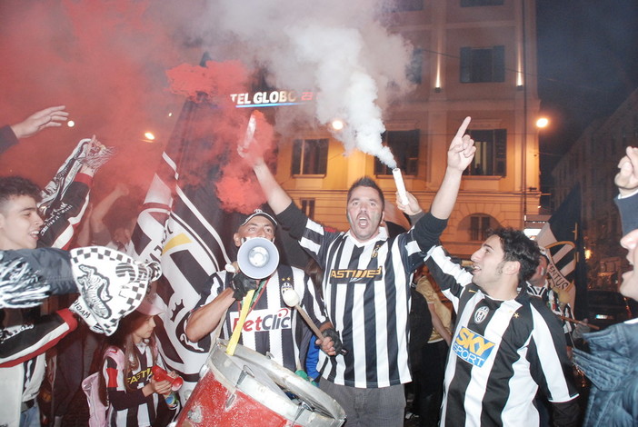 La Juventus vince lo scudetto: anche a Sanremo esplode la festa dei tifosi bianconeri