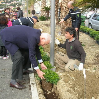 Ospedaletti: sulla nuova pista ciclabile si è svolta questa mattina la tradizionale 'Festa degli Alberi'