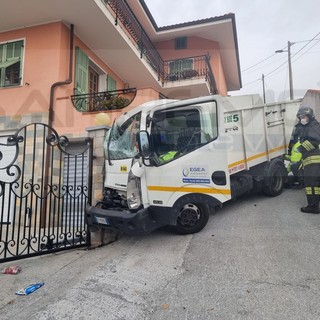 Ospedaletti: operaio 32enne della nettezza urbana viene schiacciato dal furgoncino in via Martina Noce, intervento di 118 e Vvf (Foto)