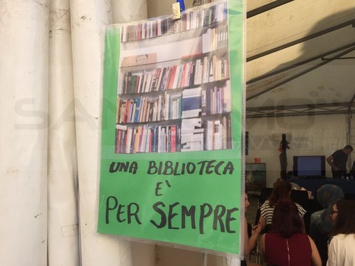 Imperia: questa mattina alla 'Fiera del Libro' il flash mob per chiedere la riapertura della Biblioteca (Foto) Imperia: questa mattina alla 'Fiera del Libro' il flash mob per chiedere la riapertura della Biblioteca (Foto)